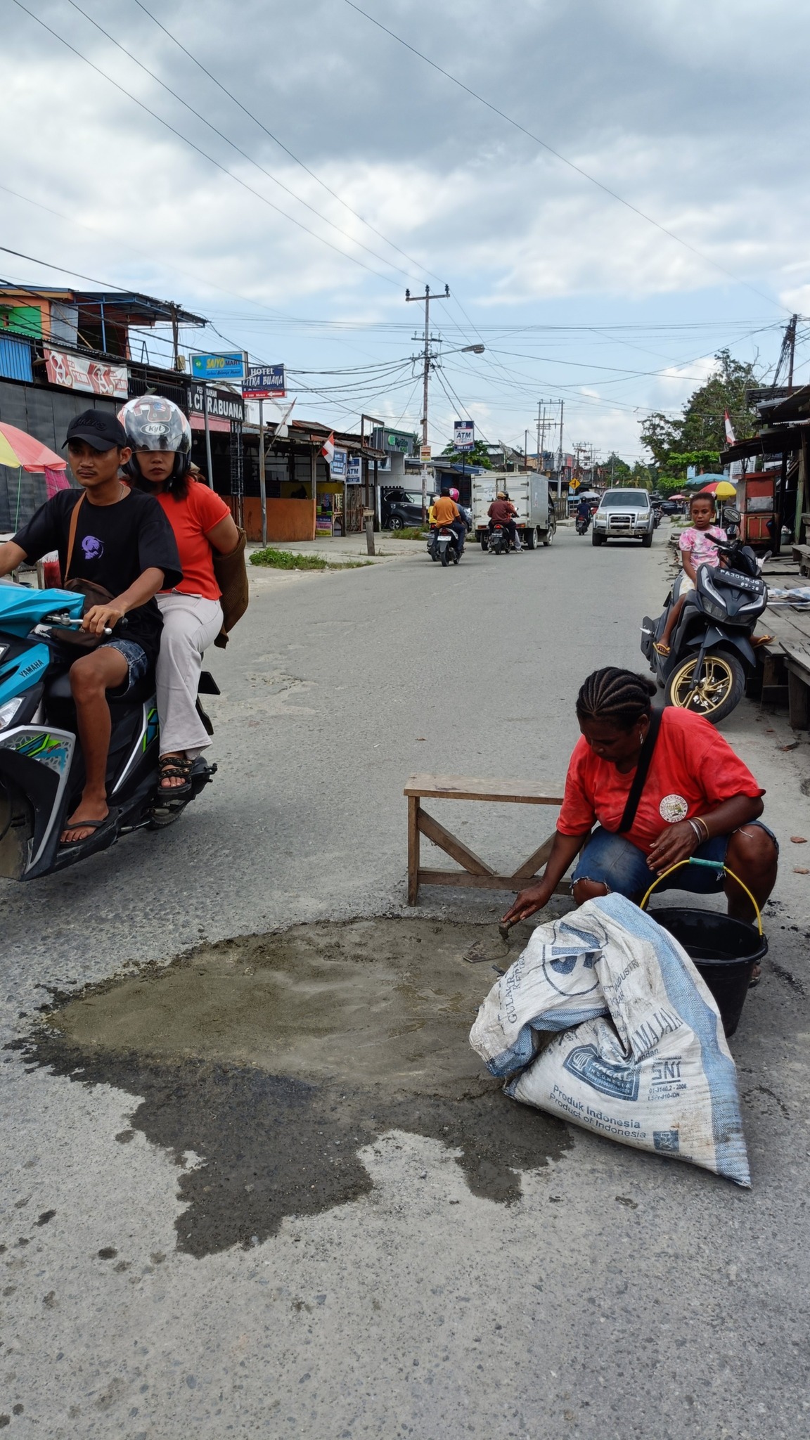 Jalan Rusak di Pasar Lama Sentani Mulai Diperbaiki Usai Viral